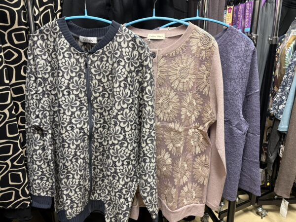 春物衣類続々入荷中！！